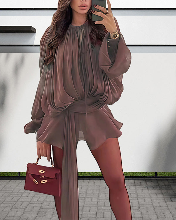 Satin-Minikleid mit unregelmäßigen Rüschen