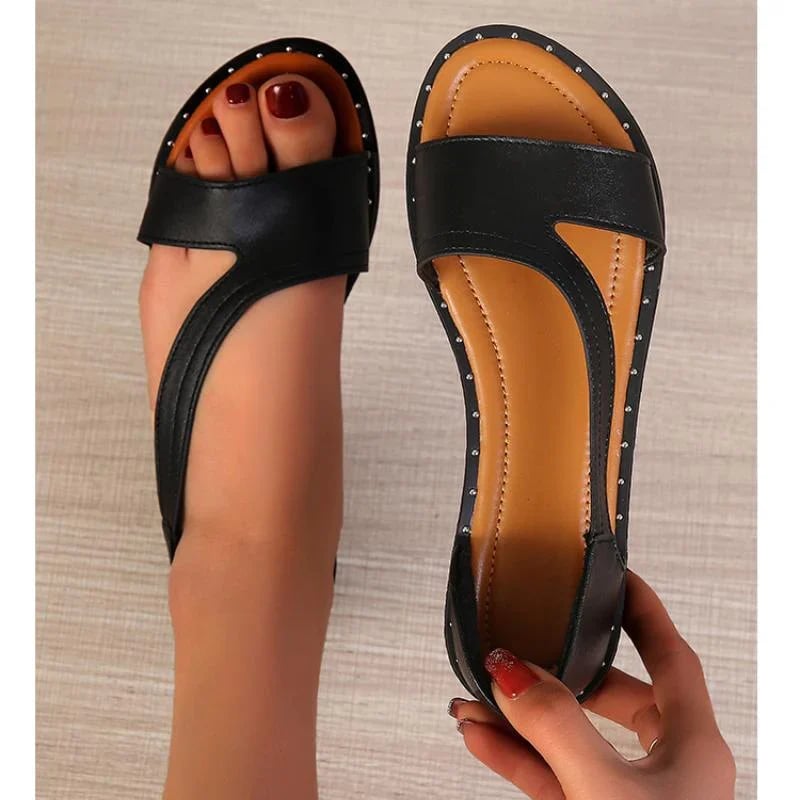 Sandali bassi open toe con rivetti a bocca di pesce