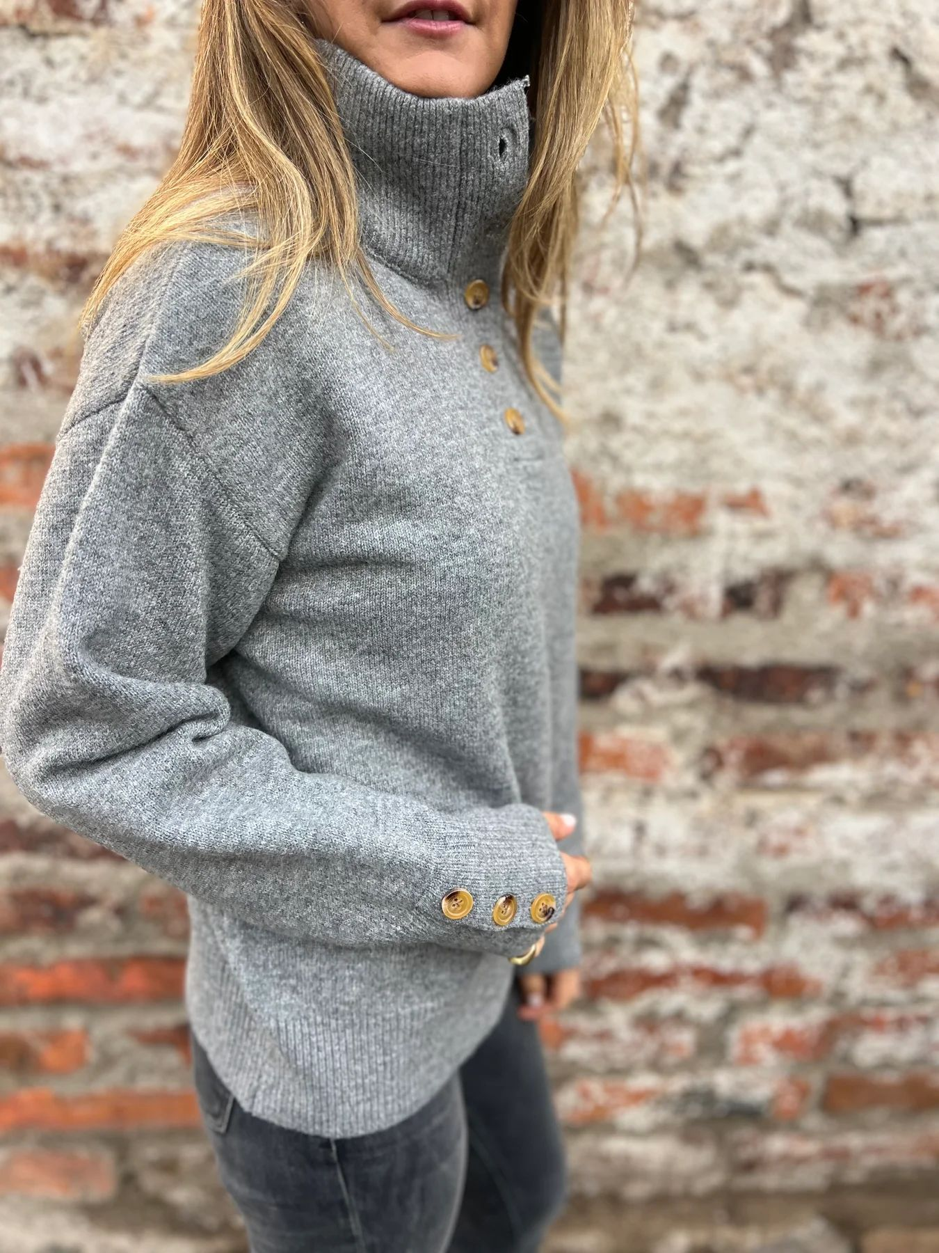 2025 CLEARANCE SALE🔥 Designer-Sweatshirt für Damen mit Stehkragen und speziellen Knöpfen